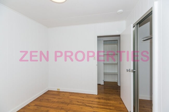 Building Photo - 1555 Moani St