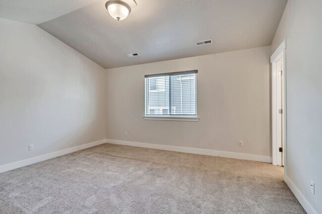 Building Photo - Gorgeous Three Bedroom Townhome; Herriman//