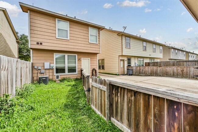 Building Photo - 16843 Mammoth Springs Dr