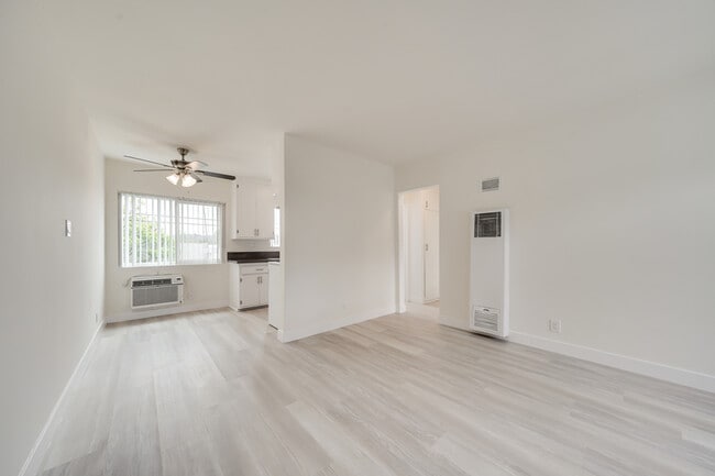 Building Photo - 14766 Delano St