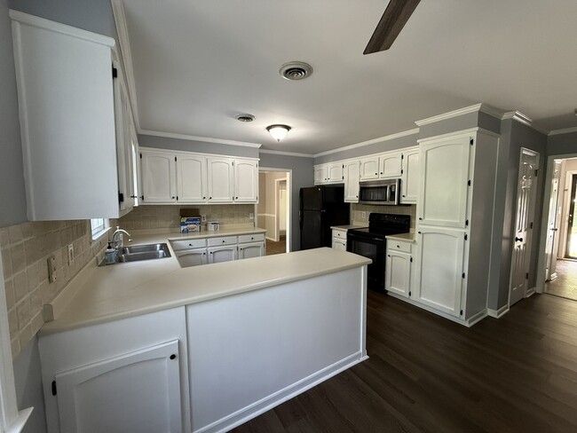 Building Photo - 110 S Pinepoint Dr