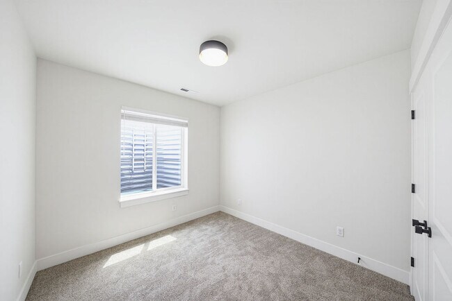Building Photo - 445 E River Rd