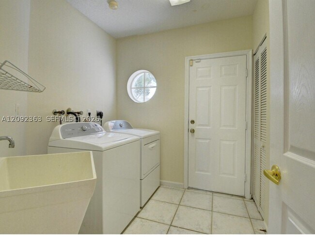 Building Photo - 8291 Hampton Wood Dr