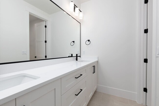 Building Photo - 6 bed / 4 bath / 3 car garage custom home in Pecan Valley