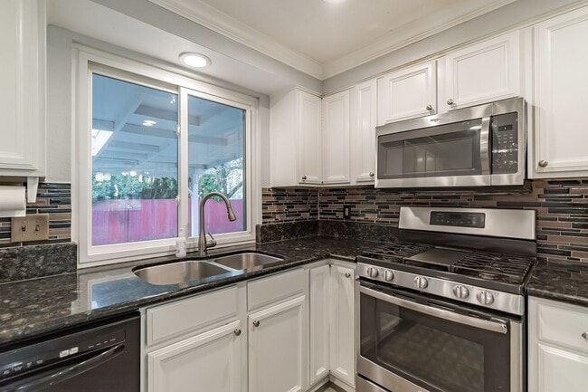 Building Photo - Hyland Hills 5 Bedroom Gem
