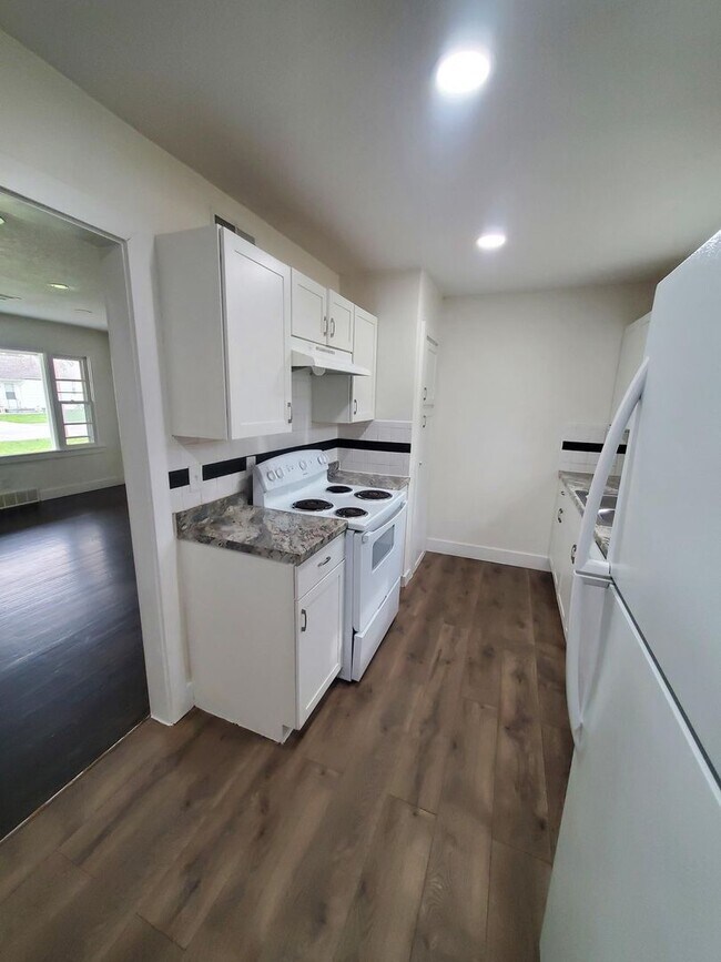 Building Photo - Free standing home just 2 blocks from Central and Mclean