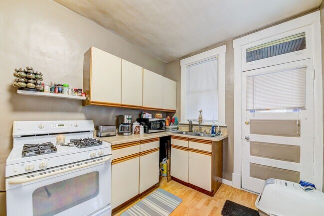 Building Photo - 86 Estella Ave