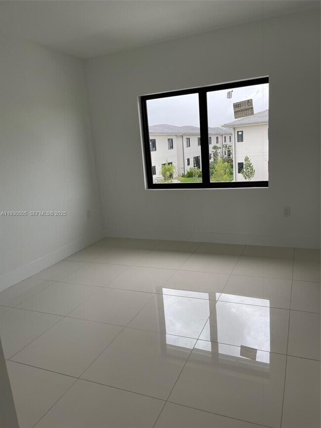 Building Photo - 238 NW 11th Ct