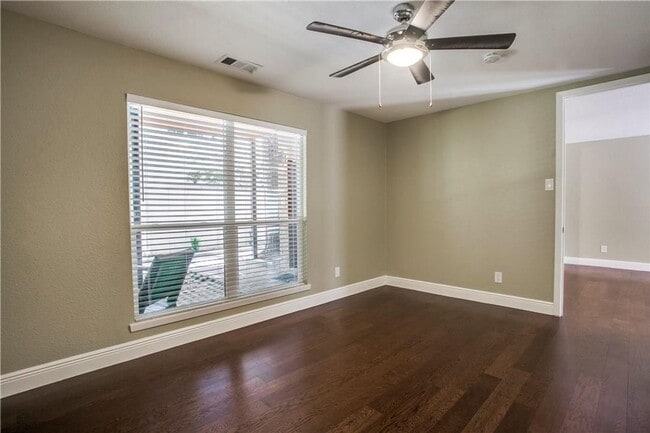 Building Photo - Adorable Condo in Oak Lawn!