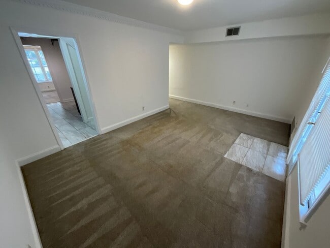 Building Photo - Beautiful 2 Bed 2.5 Bath Townhouse!