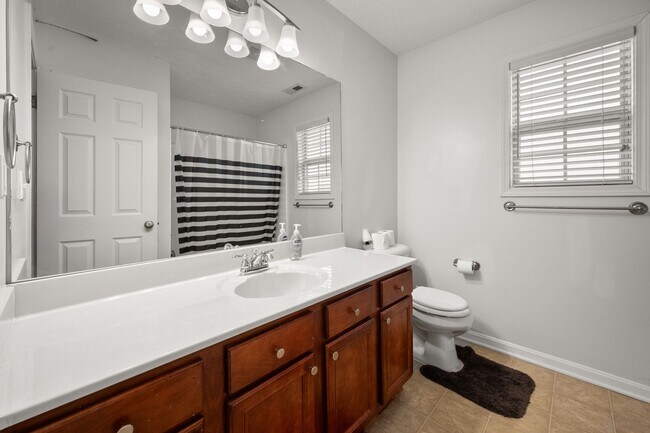 Building Photo - Gorgeous 3-bedroom, 2-bathroom ranch-style home