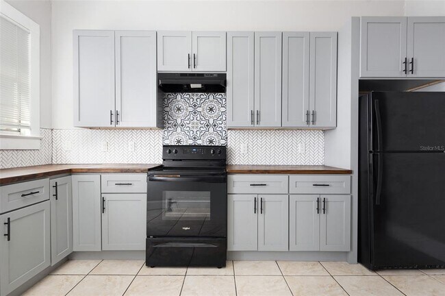 Building Photo - 906 E 11th Ave