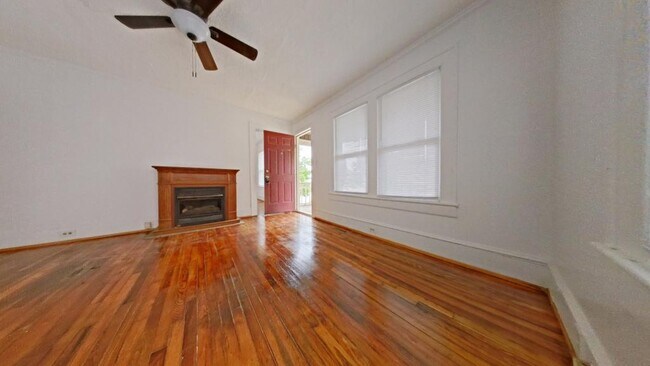 Building Photo - 927 E Dayton Ave