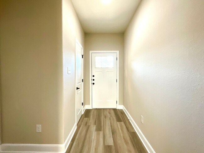 Building Photo - **APPLICATION RECEIVED** Three Bedroom Townhome in Prime Location! Close to New IKEA, I-35, Forum...