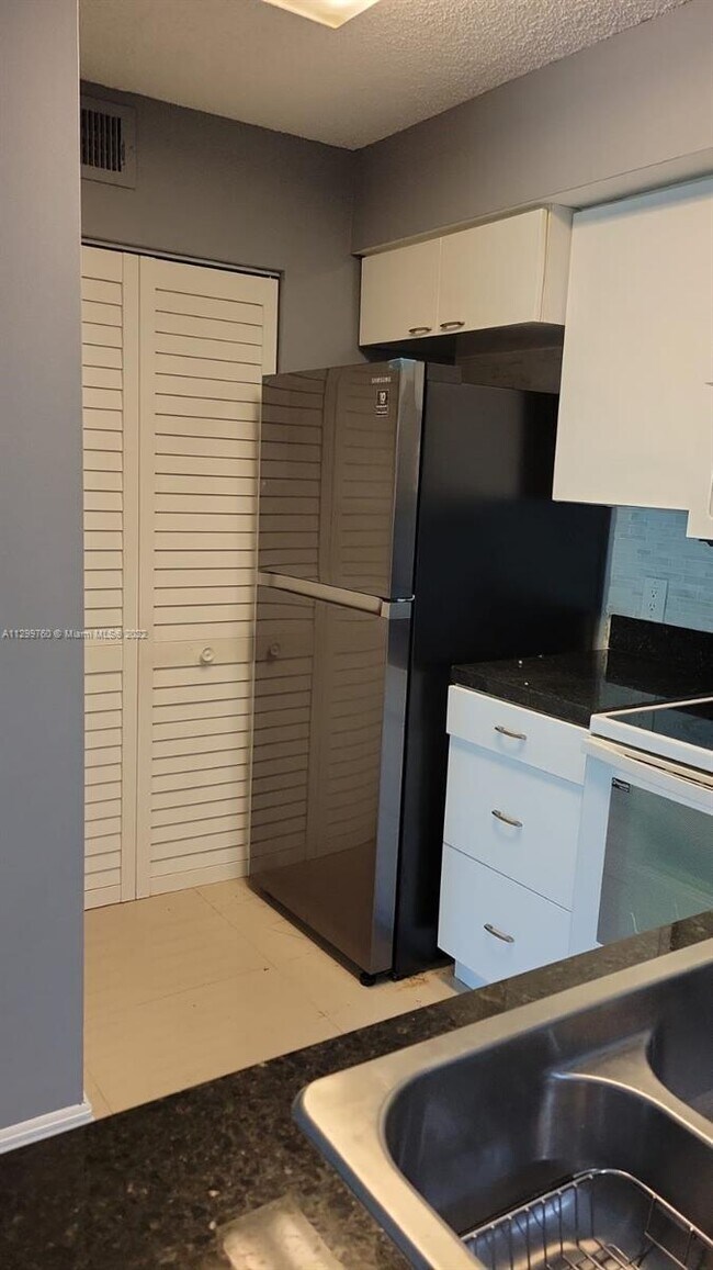 Building Photo - 570 S Park Rd