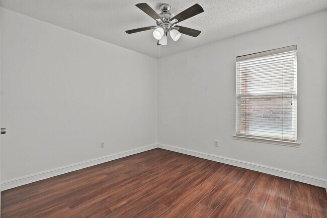 Building Photo - $500 off the first month's rent + move-in on or before 4/20