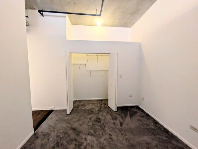 Building Photo - 933 W Van Buren St