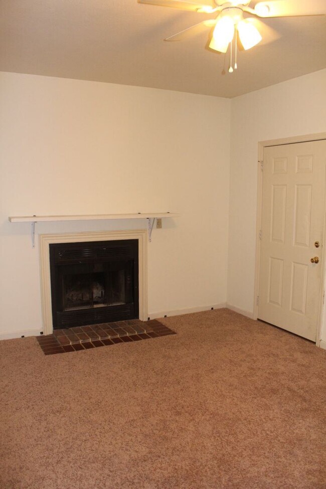 Building Photo - Bright Duplex Minutes Away from Clemson's Campus!
