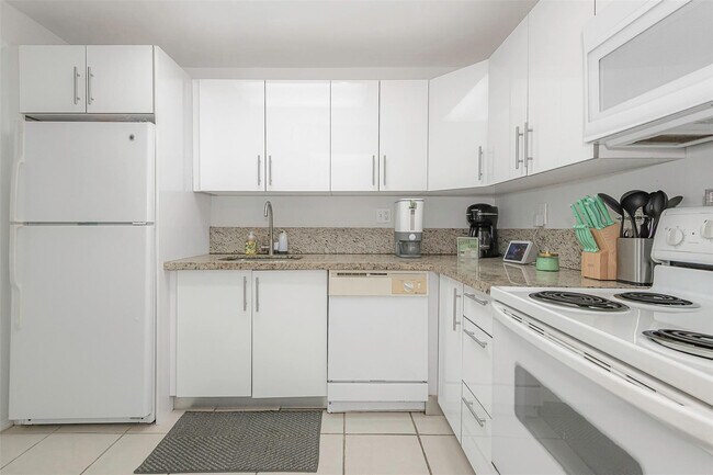 Building Photo - 100 Lakeview Dr