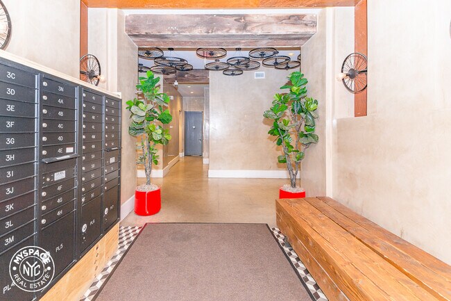 Building Photo - 21 Monitor St