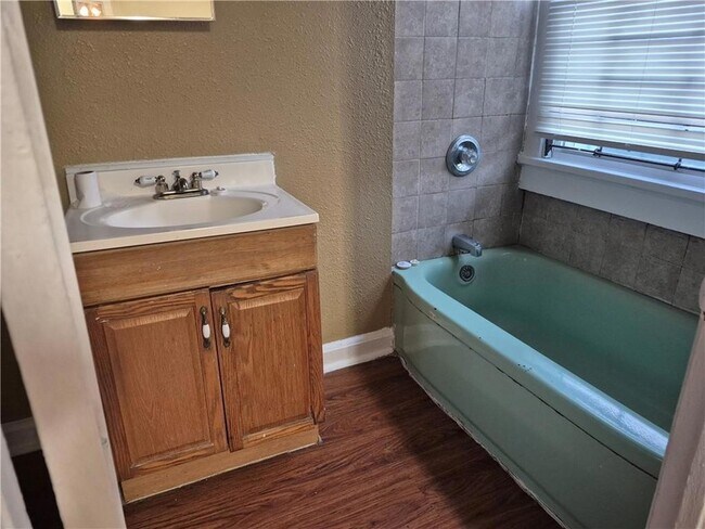 Building Photo - 1526 Spain St