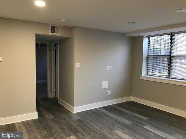 Building Photo - 212 Oakwood St SE