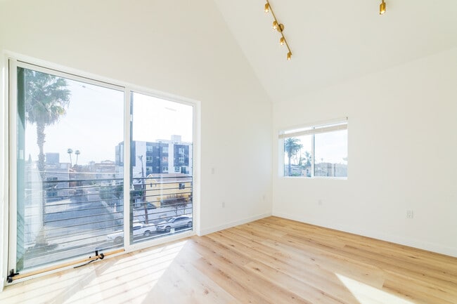 Building Photo - 4369 Rosewood Ave