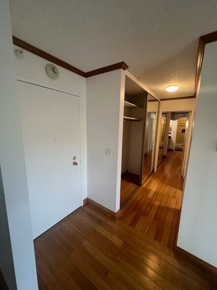 Building Photo - 2 Commodore Dr