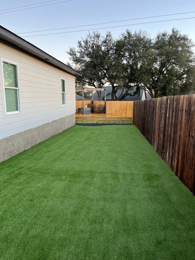 Building Photo - 108 S Thomas Cv