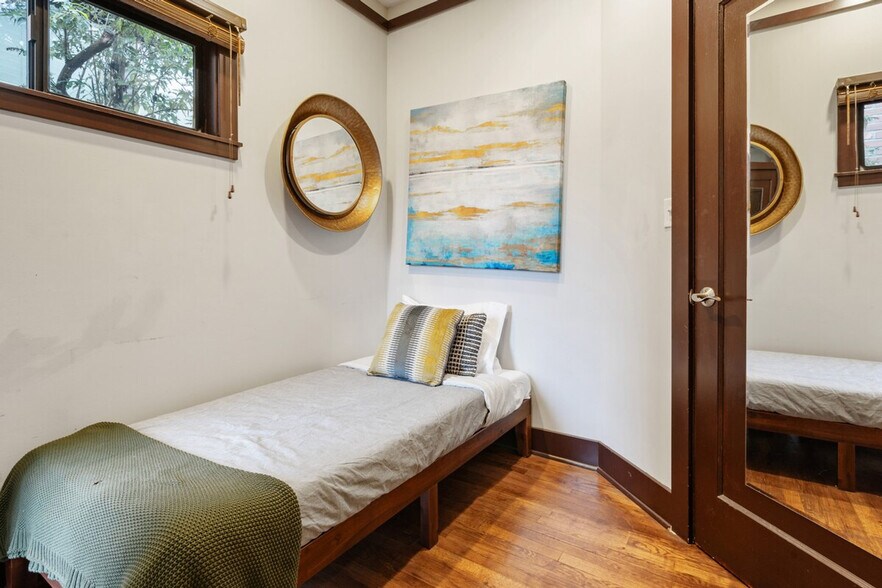 Building Photo - 1208 E Thomas St