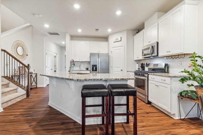 Building Photo - Well maintained 3-Bed 2.5 Bath Townhouse i...