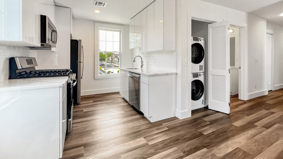 In Unit Washer/Dryer - 75 Oak St