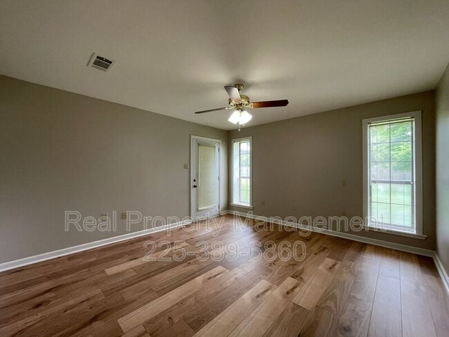 Building Photo - 2422 Riverside Dr