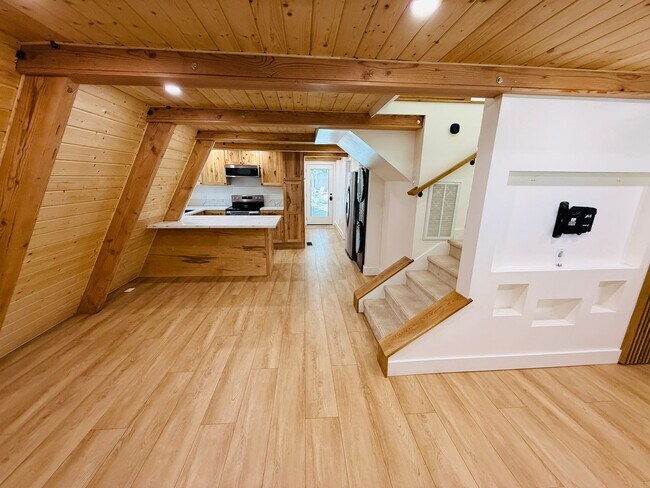 Building Photo - 3 bed 2 bath home for rent in South Lake Tahoe