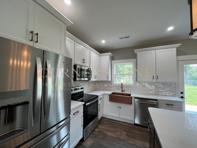 Building Photo - Beautiful 3 bedroom house! $2,250