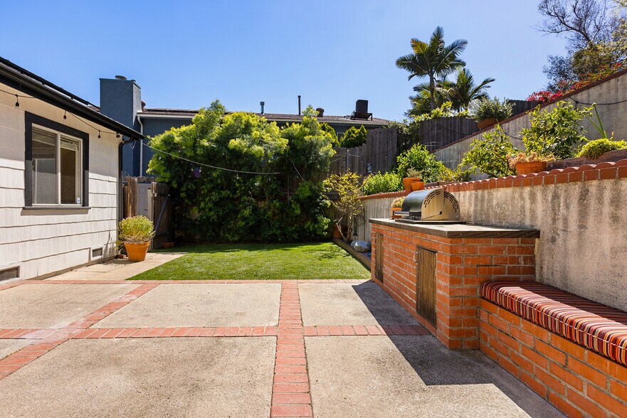 Building Photo - 4841 Avoca St