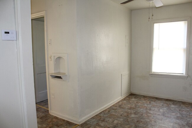 Building Photo - 5 Minutes from Tinker!!!