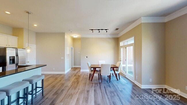 Building Photo - 785 Garden District Dr