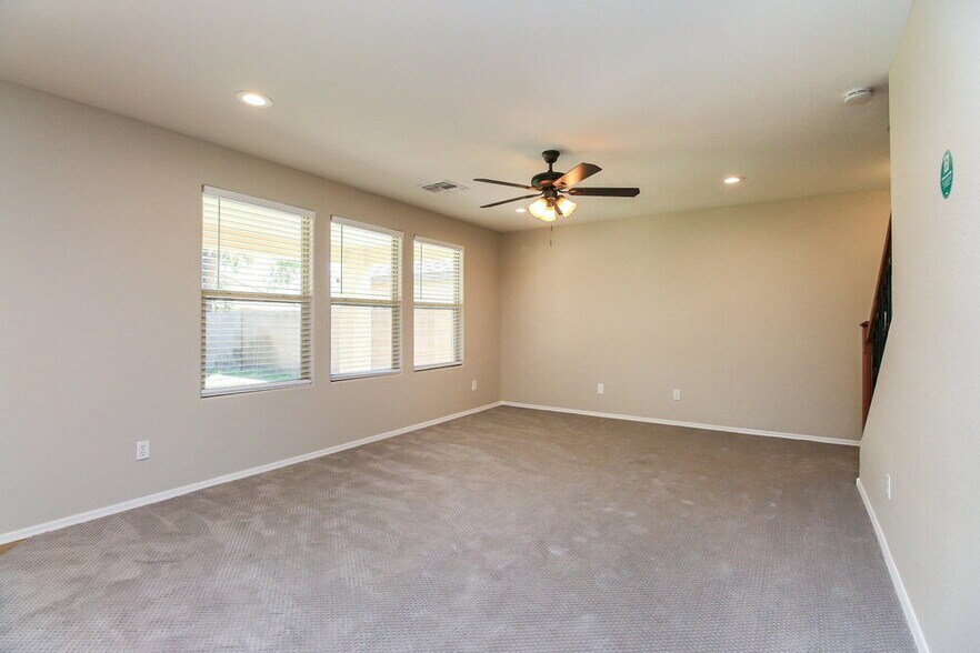 Building Photo - 1003 E Daniella Dr