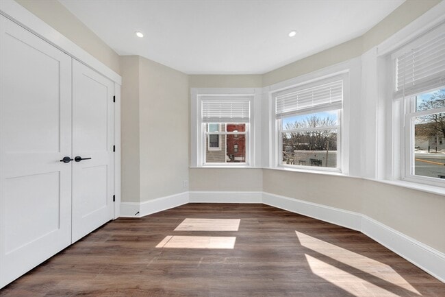 Building Photo - 105 School St