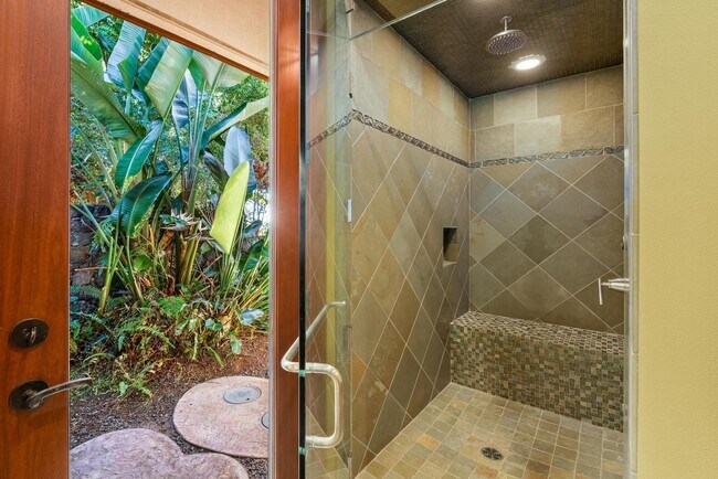 Building Photo - Luxury furnished 4 bedroom 3 bathroom with pool, spa, and outdoor showers