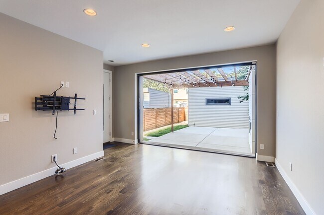 Building Photo - Modern 4-Bedroom Home with Designer Finish...