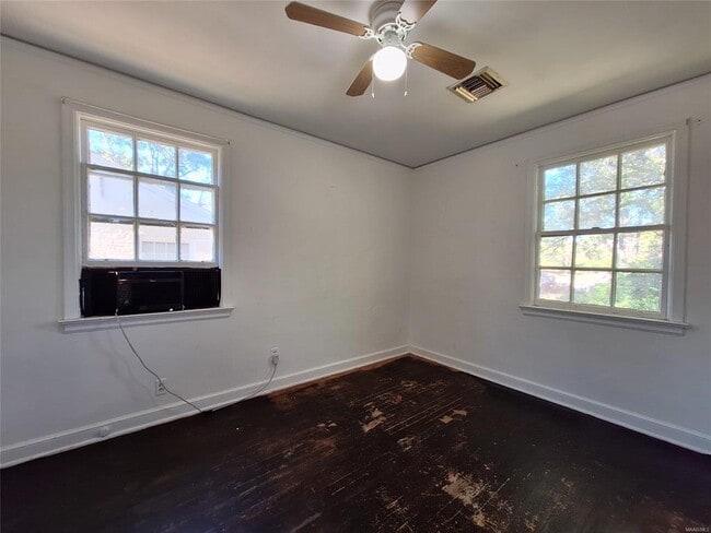 Building Photo - 2215 E 2nd St