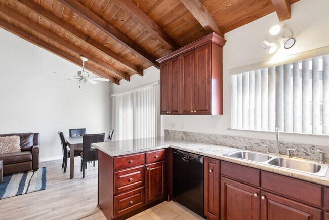 Building Photo - Highly Upgraded, Top Floor Condo in Huntin...