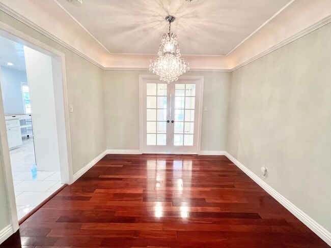 Building Photo - Charming Bixby Knolls Corner Home with Yard, Cabana, & A/C