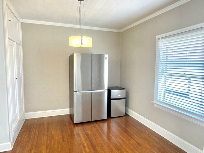 Building Photo - Rose City Park 2 bed, 2 bath with classic ...