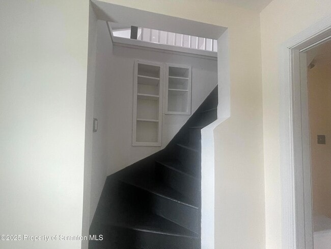 Building Photo - 608 N Sumner Ave