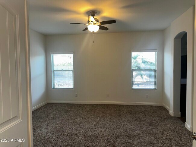 Building Photo - 1686 W Paisley Dr