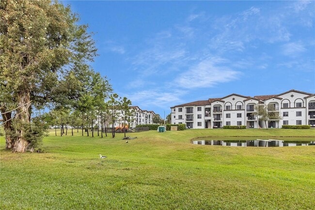 Building Photo - 9193 Fontainebleau Blvd