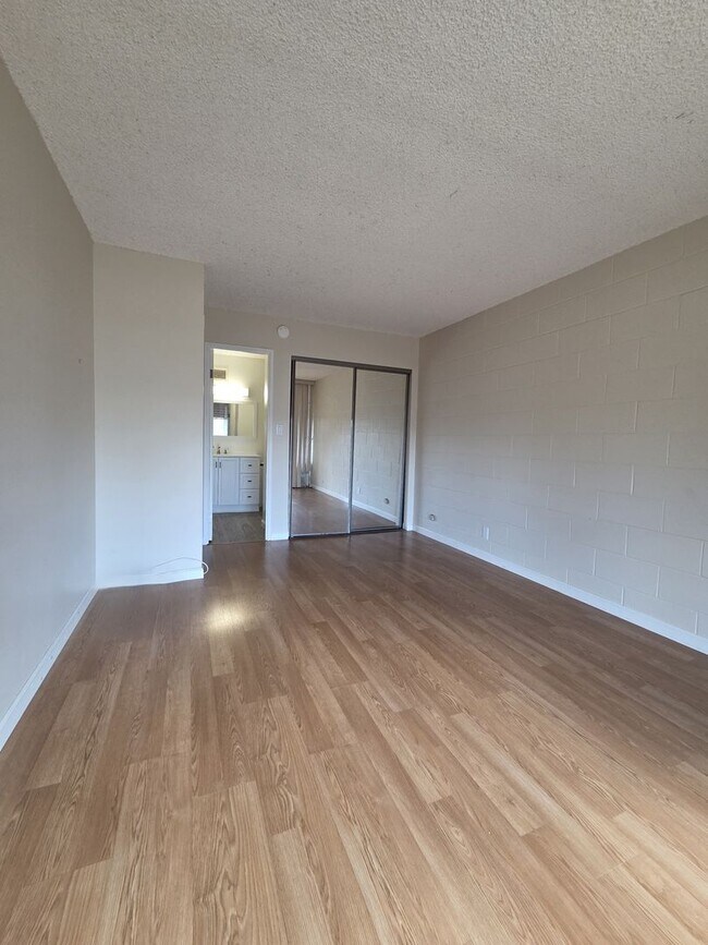 Building Photo - Immaculate 1 bedroom w/ Assigned Parking Stall in Town!